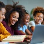 Estudantes diversos em sala de aula moderna.